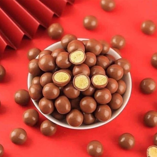 Maltesers Milk Chocolate Party Bucket - Christmas Chocolate Snack & Share Bucket 440g. Great for Couples, Birthday Gifts for Women or Chocolate Hamper Stocking Fillers Kids with Gift Card - Image 3
