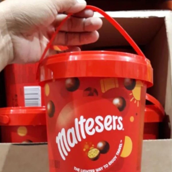 Maltesers Milk Chocolate Party Bucket - Christmas Chocolate Snack & Share Bucket 440g. Great for Couples, Birthday Gifts for Women or Chocolate Hamper Stocking Fillers Kids with Gift Card - Image 2
